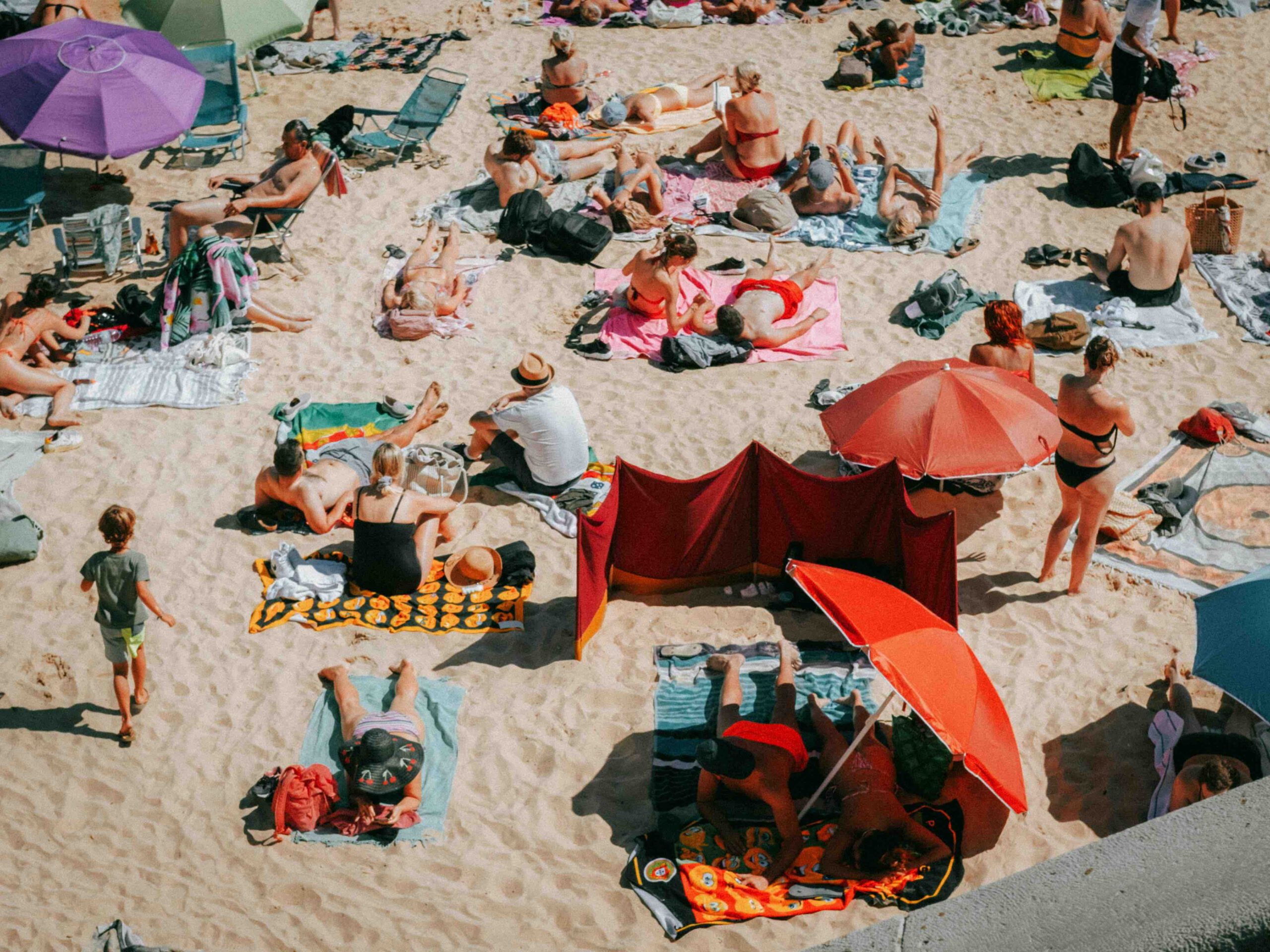 people on the beach 1 scaled | https://psycholoogamsterdam.eu