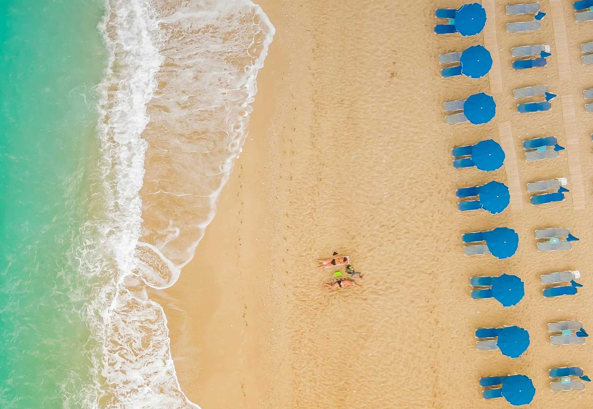 people on the beach 14 | https://psycholoogamsterdam.eu