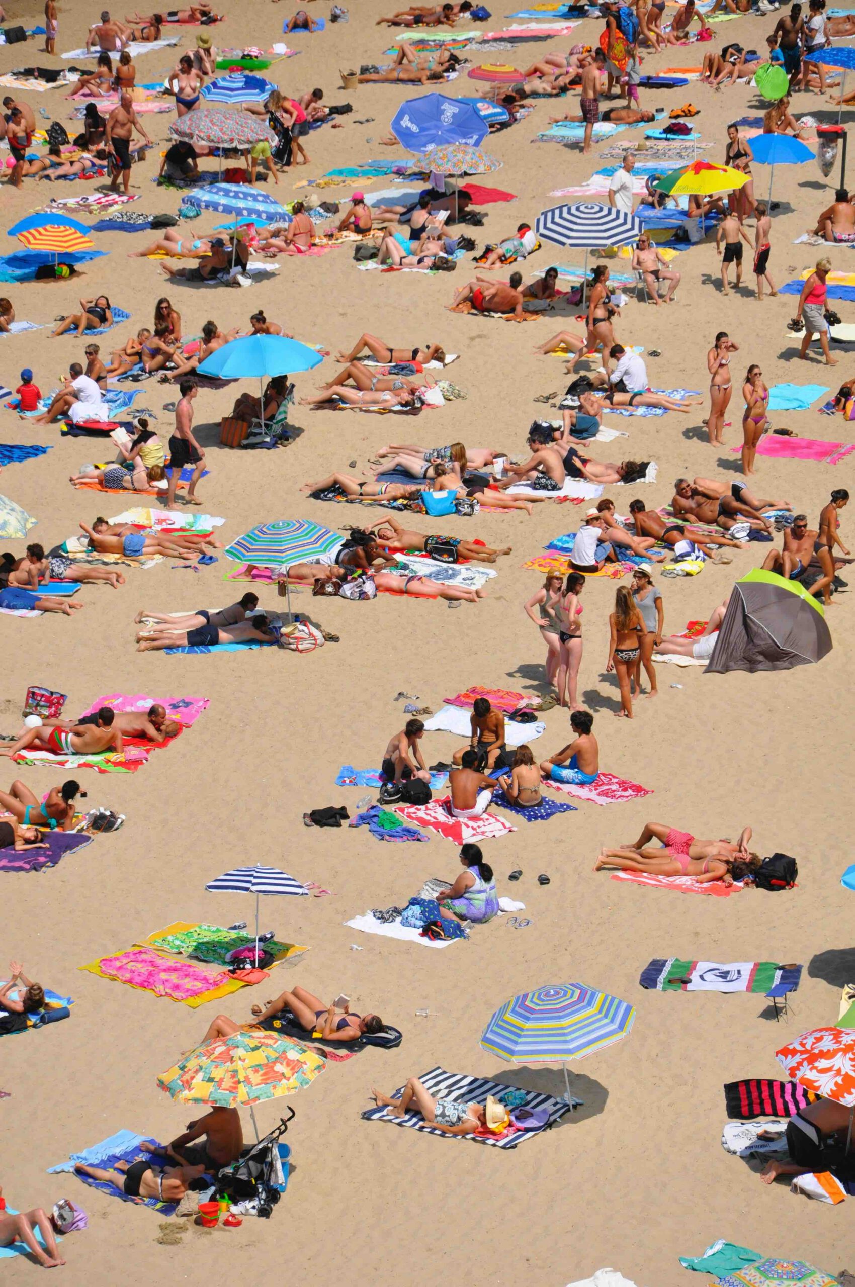 people on the beach 2 scaled | https://psycholoogamsterdam.eu