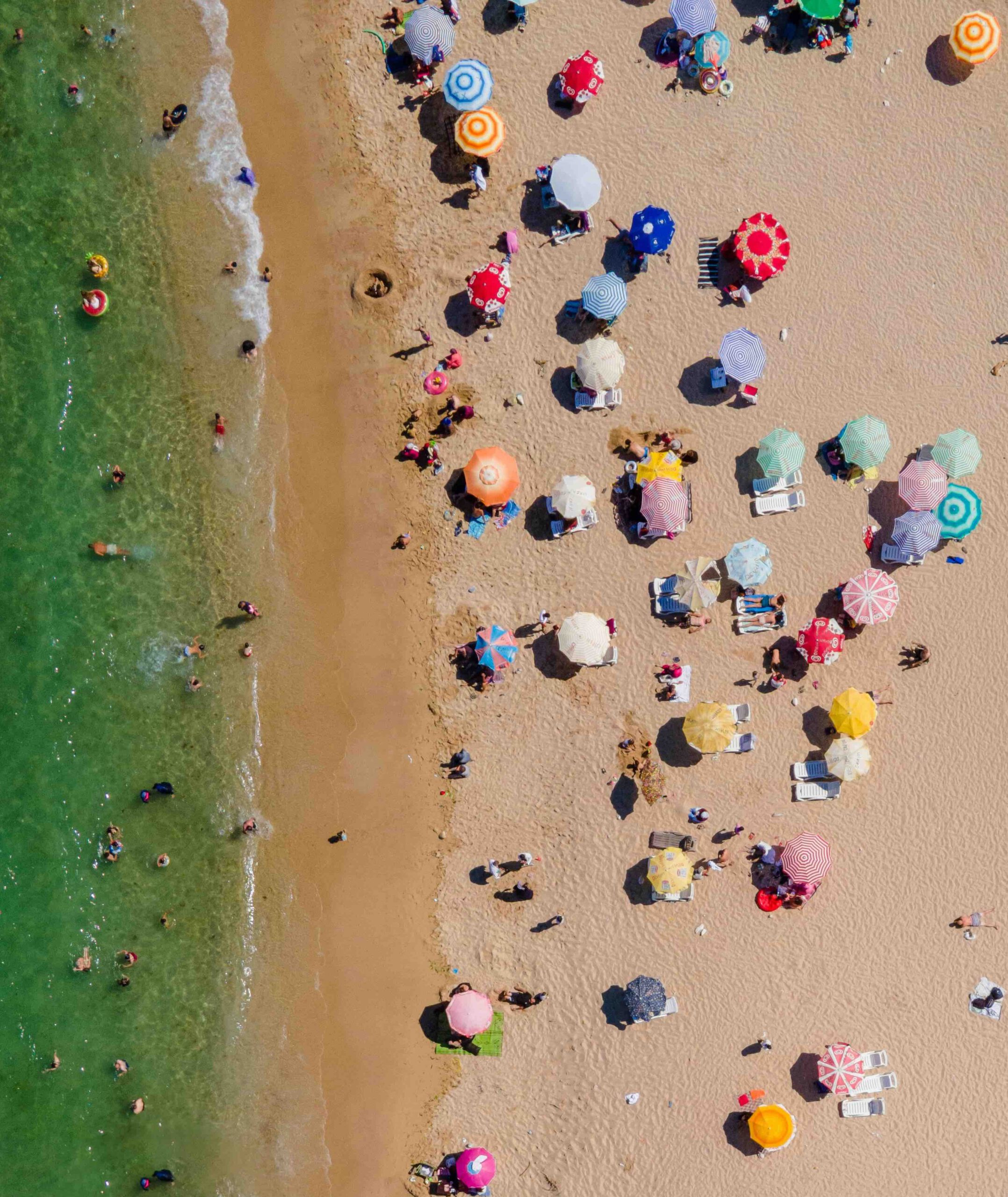 people on the beach 7 scaled | https://psycholoogamsterdam.eu